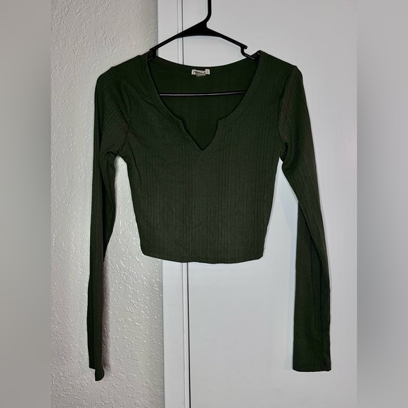 Green long sleeve crop top. - Picture 1 of 6